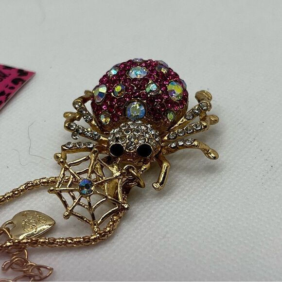 NECKLACE! HALLOWEEN! Betsey Johnson Pink Rhinestone Spider with Web BNWT - Picture 5 of 6